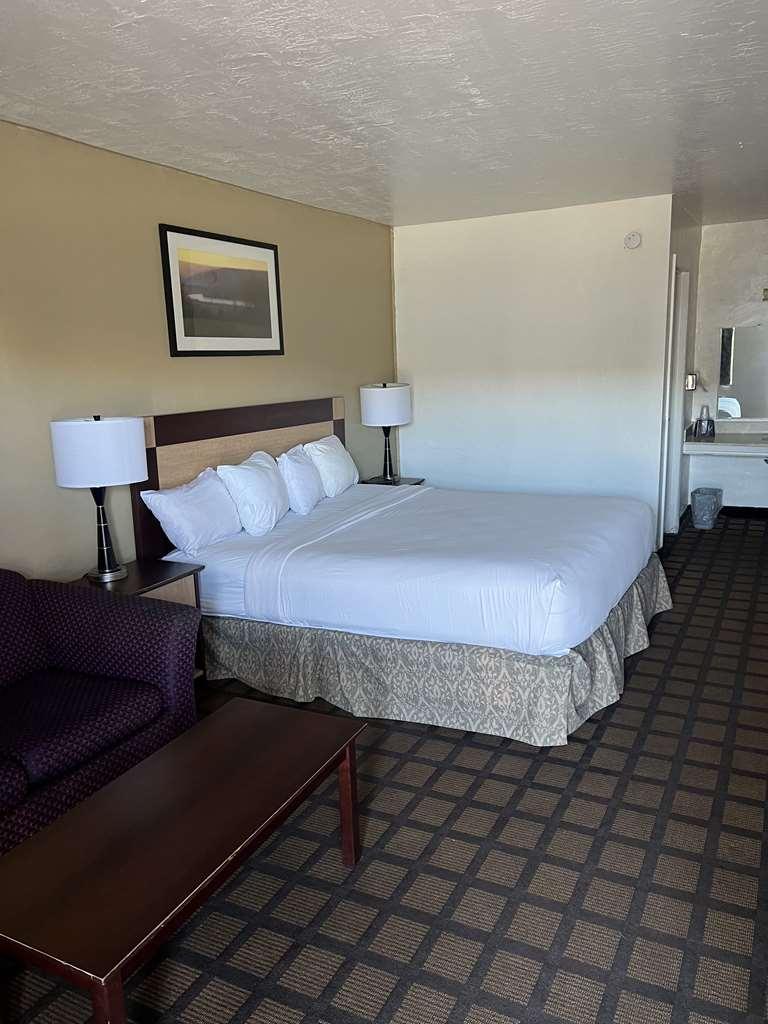 Americas Best Value Inn Уендоувър Стая снимка