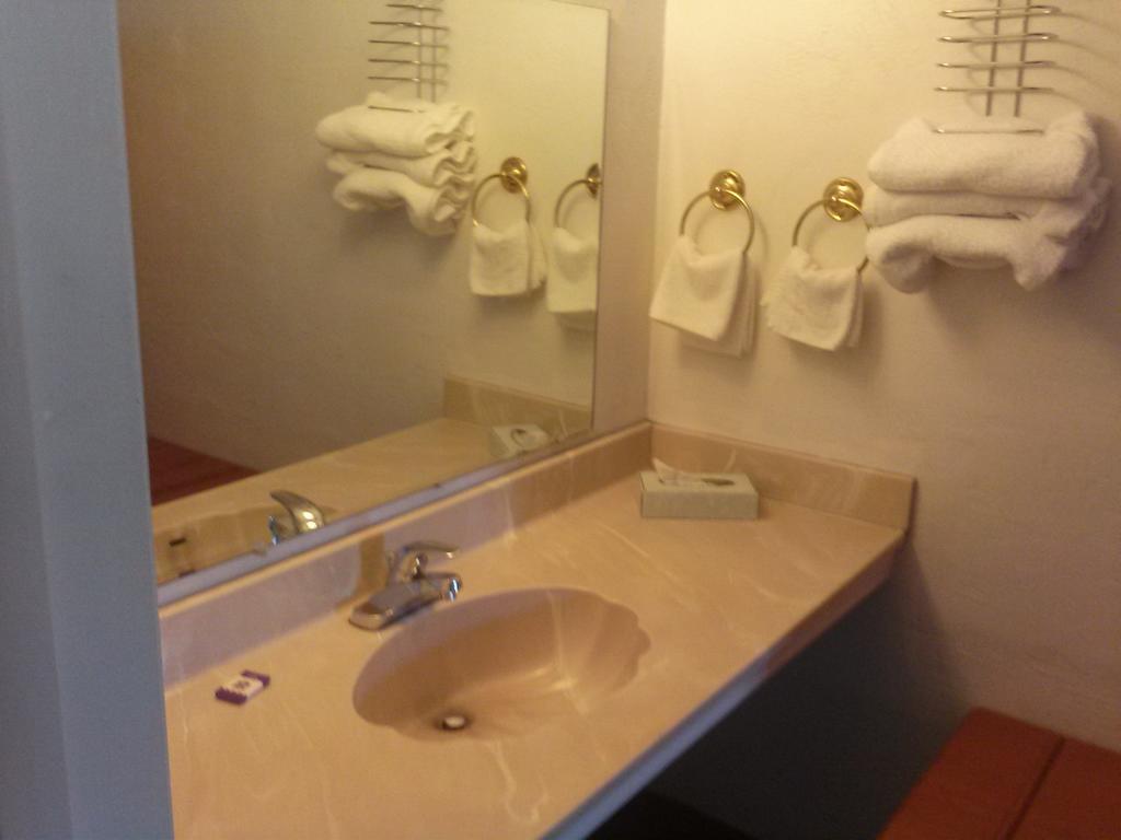 Americas Best Value Inn Уендоувър Стая снимка